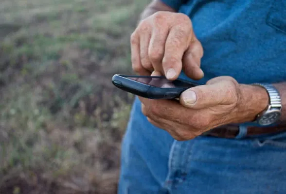 Farmer using the StoneX Hedge app on mobile