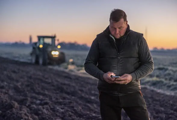 Farmer using the StoneX Hedge system