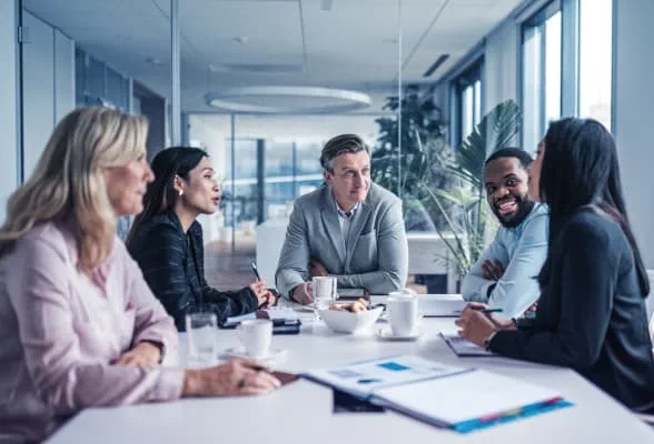 Team of professionals in a meeting, ilustrating StoneX Pro's experienced team providing tailored liquidity and trading solutions.
