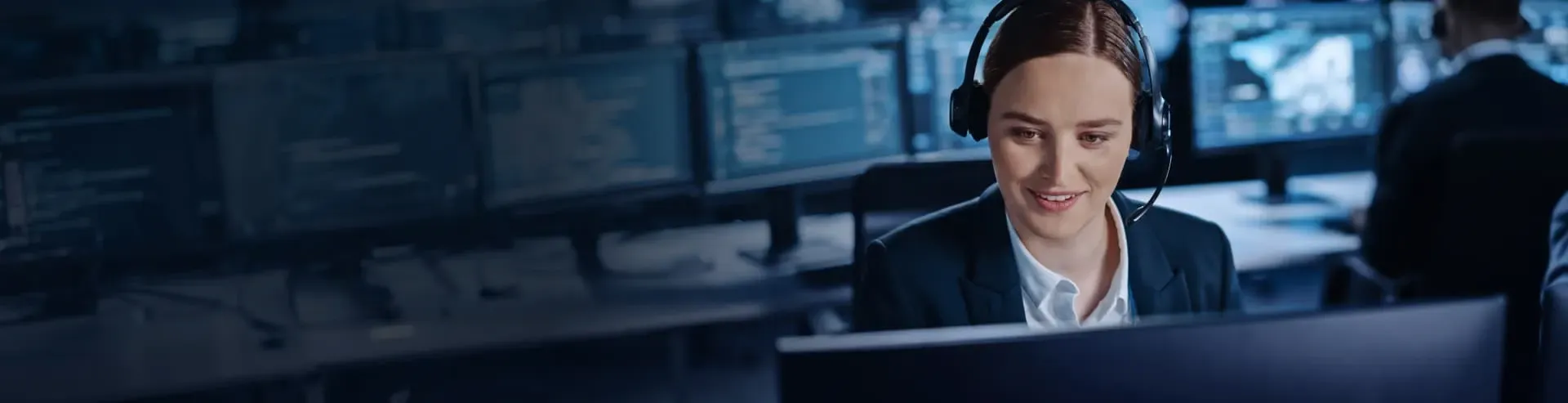 Team member with a headset in a trading room, representing StoneX Pro's FX liquidity experts ready to meet market access needs.